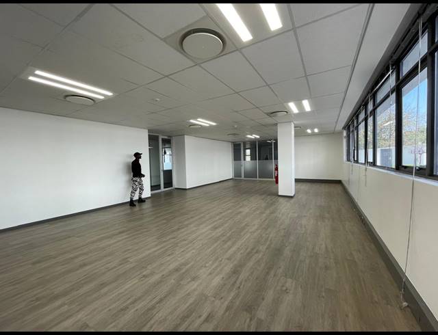 1,006M² OFFICE TO LET IN BRYANSTON